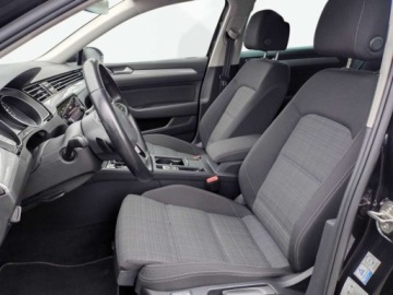 Volkswagen Passat B8 Variant Facelifting 2.0 TDI SCR 150KM 2021 Volkswagen Passat Variant Faktura VAT Hak Navi Grzane fotele 2.0 Diesel, zdjęcie 9
