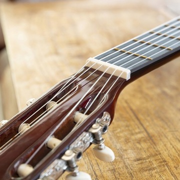 Набор классической гитары 4/4, тюнер, струны, ремень, чехол.