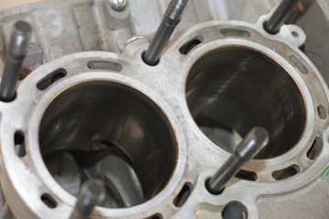 APRILIA RSV4 1000 CYLINDRY TŁOKI KARTER BLOK SILNIK