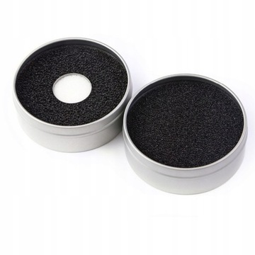 Набор кистей и спонжей для снятия макияжа.