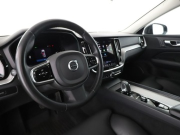 Volvo V60 II  Kombi Facelifting 2.0 B4 197KM 2023 Volvo V60 FV23% B4 Plus Dark automat mHEV skóra, zdjęcie 13