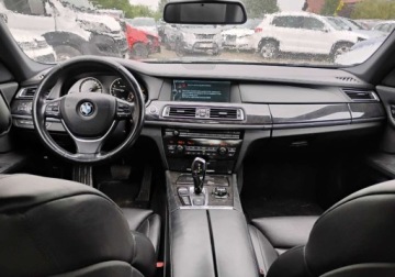 BMW Seria 7 F01 Sedan 750i 407KM 2011 BMW Seria 7 2011r, 4.4 Benzyna. X-DRIVE. Lekko uszkodzony tyl. Jezdzi., zdjęcie 5