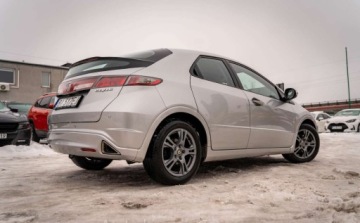 Honda Civic VIII Hatchback 3d 1.8 i-VTEC 140KM 2010 Honda Civic Honda Civic VIII 1.8 140KM 1.8 Benzyna 140KM, zdjęcie 7