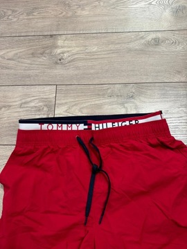 TOMMY HILFIGER TH SZORTY PLAŻOWE PIĘKNE CZERWONE LOGO M