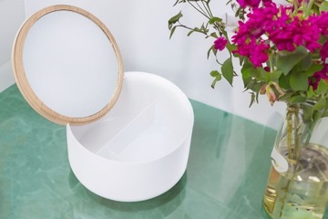 Органайзер для ванной с зеркалом для косметики.