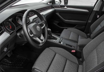 Volkswagen Passat B8 Variant Facelifting 2.0 TDI SCR 150KM 2023 Volkswagen Passat 2.0TDI 150KM DSG, Business, App Connect, Pakiet Zimowy,, zdjęcie 10