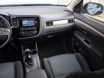 Mitsubishi Outlander III SUV Facelifting 2015 2.0 MIVEC 150KM 2016 Mitsubishi Outlander 2.0, GAZ, Klima, Klimatronic, zdjęcie 7