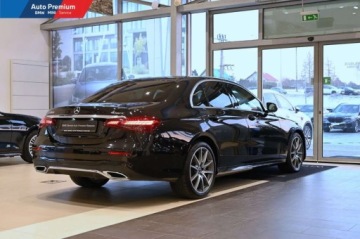 Mercedes Klasa E W213 Limuzyna Facelifting 2.0 E220d 194KM 2022 Mercedes-Benz Klasa E 220dFV23Reflektory LED StatyczneOswietlenie Ambiente, zdjęcie 15