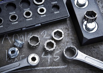 Zestaw ściągaczy do uszkodzonych śrub i nakrętek C