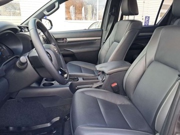 Toyota Hilux VIII Podwójna kabina Facelifting 2.8 D-4D 204KM 2023 Toyota Hilux Hilux Invincible 2.8 D-4D 204KM, automat - cesja leasingu 2.8, zdjęcie 9