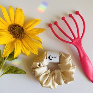 Резинка для волос из атласа бежевого цвета