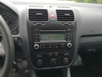 Volkswagen Golf V Hatchback 1.4 i 16V 75KM 2004 Volkswagen Golf 1.4 16v 75KM Klimatronik Isofix, zdjęcie 14