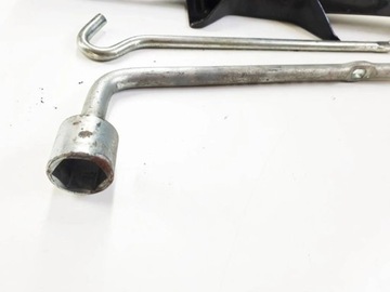 MITSUBISHI GRANDIS 2004R ZVEDÁK VOZIDLOVÝ KLÍČ DO KOL