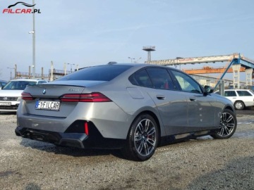 BMW Seria 5 G90-91 2023 BMW Seria 5 M PAKIET PRO GWARANCJA Kamery 360 Zarejestrowany Mozliwa zamia, zdjęcie 2
