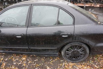 DVEŘE LEVÝ ZADNÍ SEDAN MITSUBISHI GALANT VIII 96-04 ČERNÉ