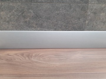 8 LISTWA PRZYPODŁOGOWA MDF ALUMINIUM SZCZOTKOWANE