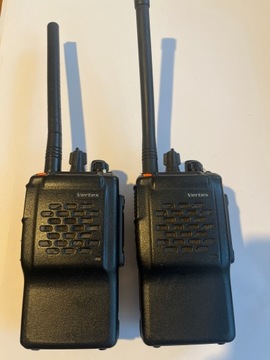 2 Radiotelefony VERTEX VX-800V + ładowarka