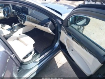 BMW Seria 5 G30-G31 2018 BMW Seria 5 2018 BMW 530E IPERFORMANCE 2.0 Hybryda 180KM, zdjęcie 11