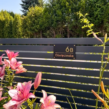 Адрес -таблица из плексиглаторов.