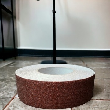 ЛЕНТА ПРОТИВСКОЛЬЗЯЩАЯ 50/6м ДЛЯ ЛЕСТНИЦ коричневая внешняя Paper tech