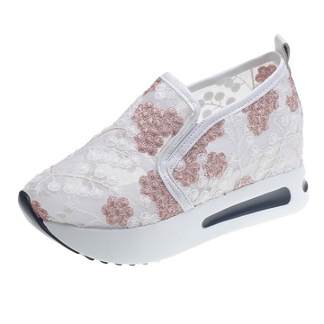 BIALY SNEAKERSY Z KORONKĄ NA KOTURNIE R.37