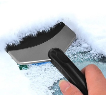 Автомобильный скребок для удаления льда и снега.