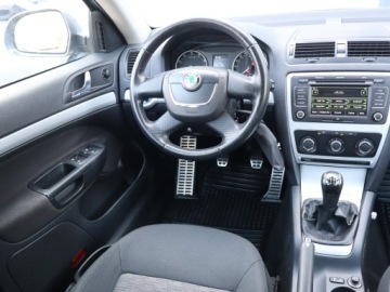 Skoda Octavia II Hatchback Facelifting 1.2 TSI 105KM 2010 Skoda Octavia 1.2 TSI, Salon Polska, Klima, zdjęcie 6