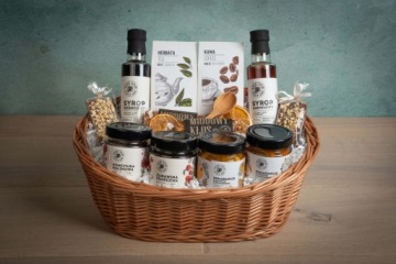 Подарочная корзина, фруктовый сироп, кофе, чай, сиропы, шоколад