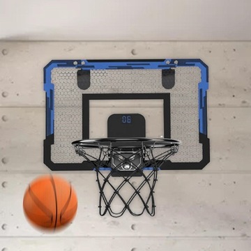 Баскетбольное кольцо, прикрепленное к двери комнаты, синее