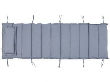 Деревянный садовый шезлонг с синей подушкой