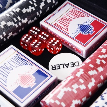 Покерный набор с чемоданом из 300 фишек HOMCOM.