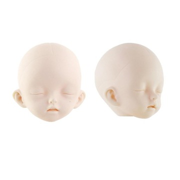 Zestaw głów lalki z zamkniętymi oczami i przegubami