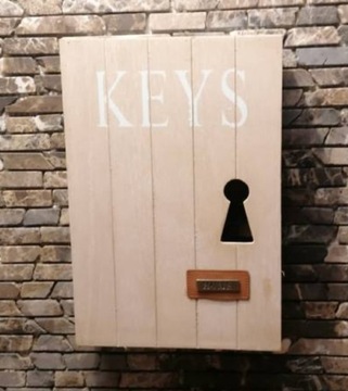 ВЕШАЛКА, ШКАФ, ЯЩИК ДЛЯ КЛЮЧЕЙ, ДЕРЕВЯННЫЙ ДОМ