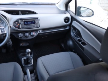 Toyota Yaris III Hatchback 5d Facelifting 2017 1.5 Dual VVT-iE 111KM 2019 Toyota Yaris 1.5 Dual VVT-i, Salon Polska, zdjęcie 7