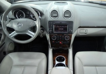 Mercedes Klasa GL X164 2011 Mercedes-Benz GL 4matic _ 3.0 diesel _ 211 KM 3.0 Diesel 211KM, zdjęcie 4