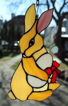 Пасхальный кролик с витражным пасхальным яйцом