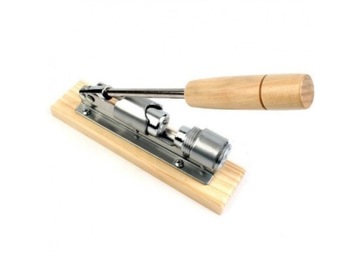 ЩЕЛКУНЧИК НА ПРОЧНОЙ СТАЛЬНОЙ ПОДСТАВКЕ