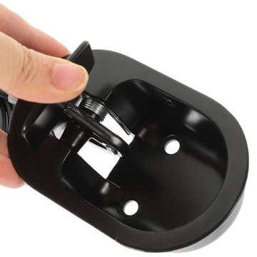 Черные стулья с возможностью потянуть за веревку, чтобы разложить стул.