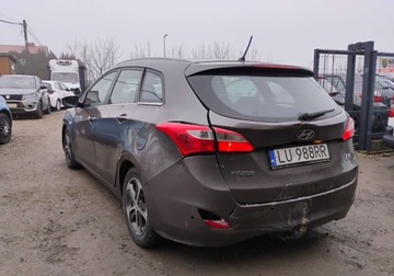 Hyundai i30 II 2015 Hyundai i30 2015r. 1.6 CRDI. Uszkodzony tyl i lekko lewy przod. Jezdzi., zdjęcie 2