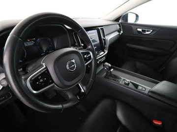 Volvo V60 I Kombi Facelifting 2.0 D4 DRIVE-E 190KM 2018 Volvo V60 2.0 D4 Automat Momentum Nawigacja, zdjęcie 13