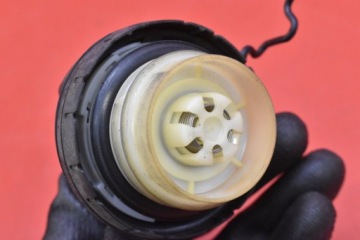 КРЫШКА ТОПЛИВОБАЛКА TOYOTA YARIS 3 III 10-14