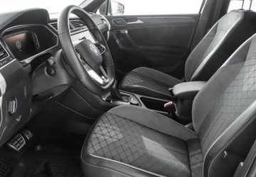 Volkswagen Tiguan II SUV Facelifting 2.0 TDI 200KM 2022 Volkswagen Tiguan 2.0 TDI 200KM R-Line 4Motion DSG Kamery 360 stopni Harma, zdjęcie 9