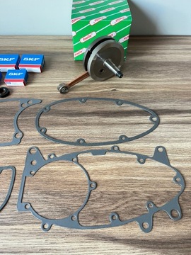 NOWY KOMPLETNY WAŁ KORBOWY ŁOŻYSKA USZCZELKI JAWA 50 OGAR 200 KRYNGIELIT