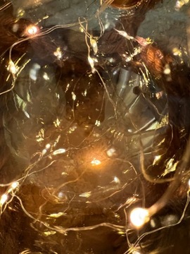 СТЕКЛЯННЫЙ ШАР, СВЕТЯЩИЕСЯ РОЖДЕСТВЕНСКИЕ УКРАШЕНИЯ, ВЕРЕВКА.