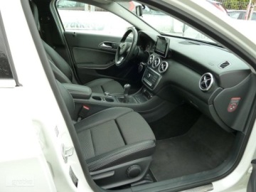 Mercedes Klasa A W176 Hatchback 5d Facelifting 160 102KM 2017 Mercedes-Benz Klasa A Mercedes-Benz Klasa A W176 160 BIALA PERLAXENONYLedy, zdjęcie 24