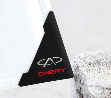 Резиновые накладки защищают углы дверей TOYOTA.