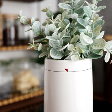 Белая керамическая ваза для цветов HEARTS