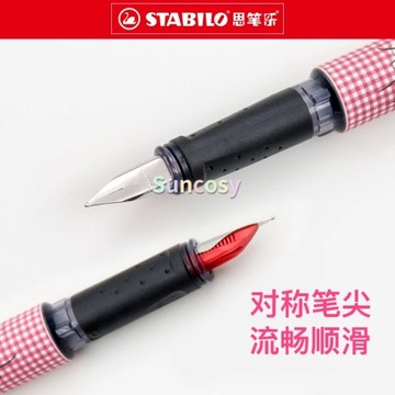 Студенты Stabilo 5050 практикуются в каллиграфии перьевой ручкой и стереопечатью