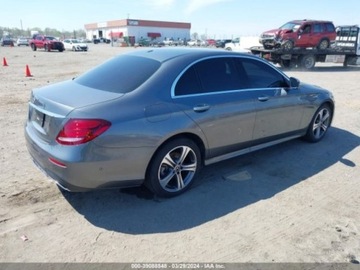 Mercedes Klasa E W213 2019 Mercedes-Benz Klasa E 2019 Mercedes-Benz E-Class E 300 RWD Sedan 2.0 241KM, zdjęcie 5