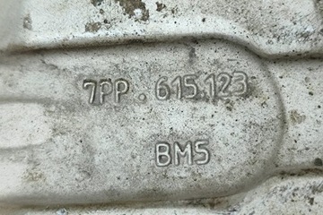 PORSCHE MACAN 95B PŘEDNÍ LEVÝ TŘMEN BRZDOVÝ 95B615123A 3.0 DIESEL 155K